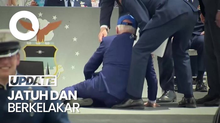Kelakar Joe Biden Usai Terjatuh di Acara Wisuda Akademi AU