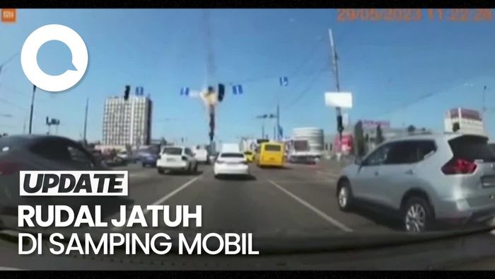 Detik-detik Rudal Jatuh Tepat di Samping Mobil di Jalanan Ukraina