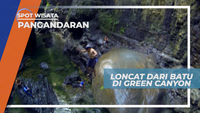 Pacu Adrenalin Melompat Seru ke Dalam Sungai dari Atas Batu Besar, Pangandaran