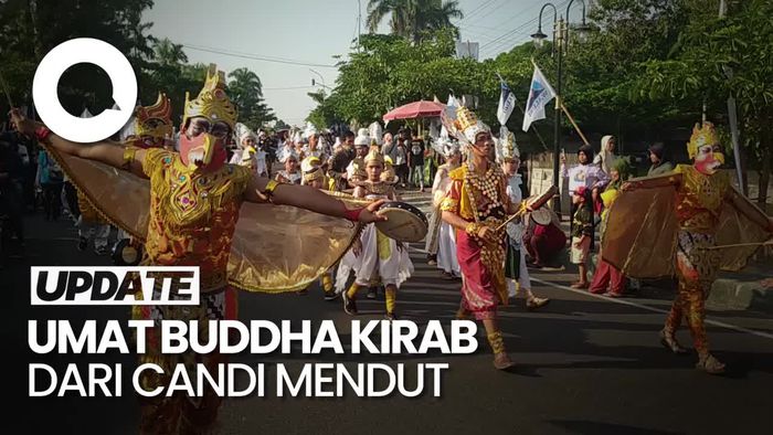 Momen Ribuan Umat Buddha Arak-arakan Waisak Menuju Candi Borobudur