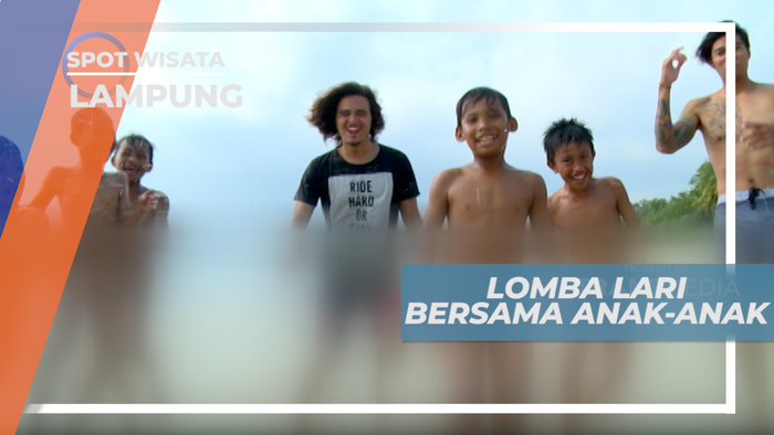 Berbagi Keceriaan Seru-seruan Bareng Anak-anak di Tepi Pantai. Lampung