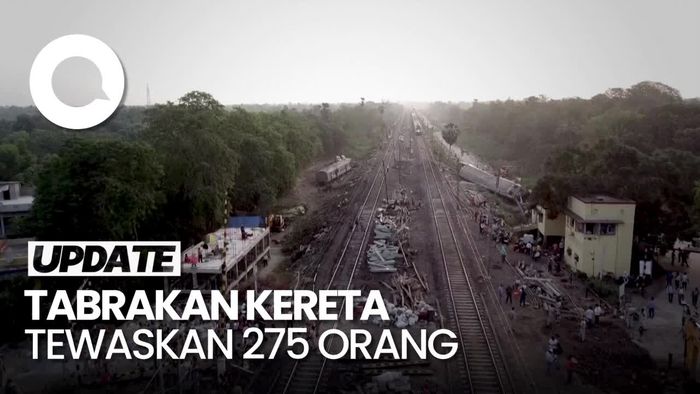 Sisa-sisa Tabrakan Kereta di India di Tengah Jalur yang Kembali Beroperasi