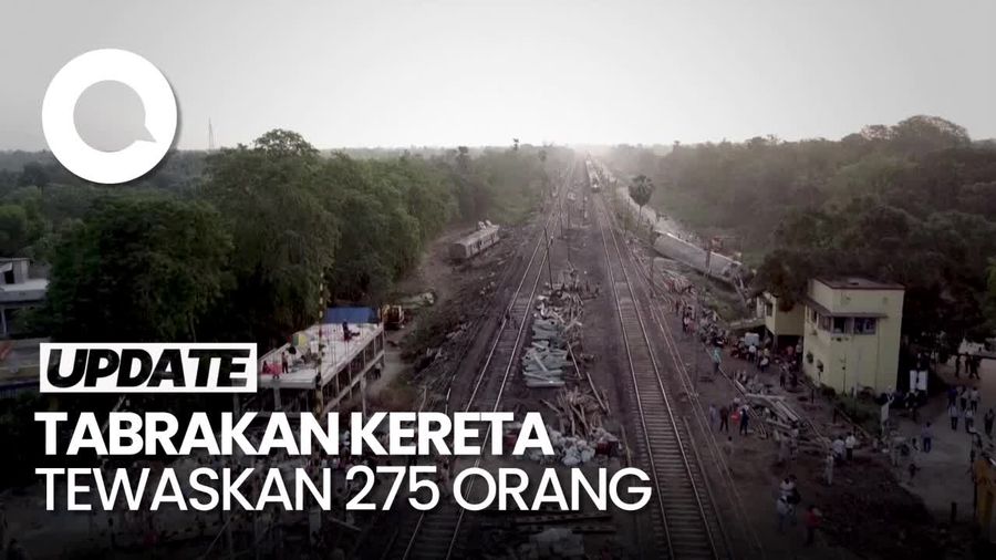 Sisa-sisa Tabrakan Kereta di India di Tengah Jalur yang Kembali Beroperasi