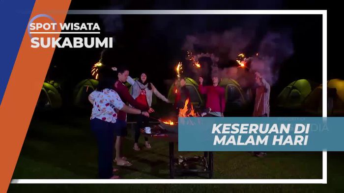 Bermain Kembang Api di Kawasan Wisata Sukabumi