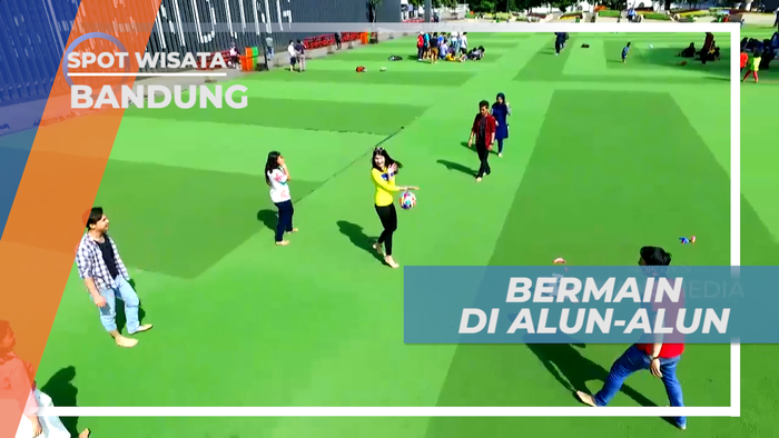 Serunya Habiskan Waktu Bermain Bola di Alun-alun Kota Bandung