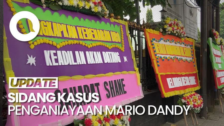 Karangan Bunga untuk Shane di Sidang Perdana Mario Dandy cs