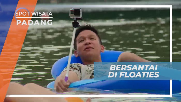 Santai Sejenak, Menikmati Suasana Pantai Swarnadwipa di Atas Floaties, Padang