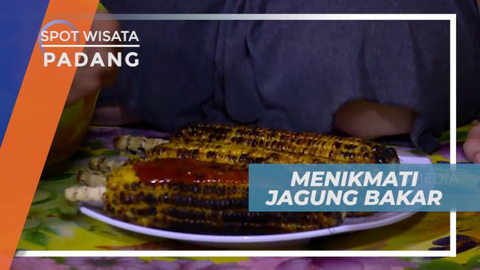 Menyantap Lezatnya Jagung Bakar di Tepi Pantai Swarnadwipa, Padang