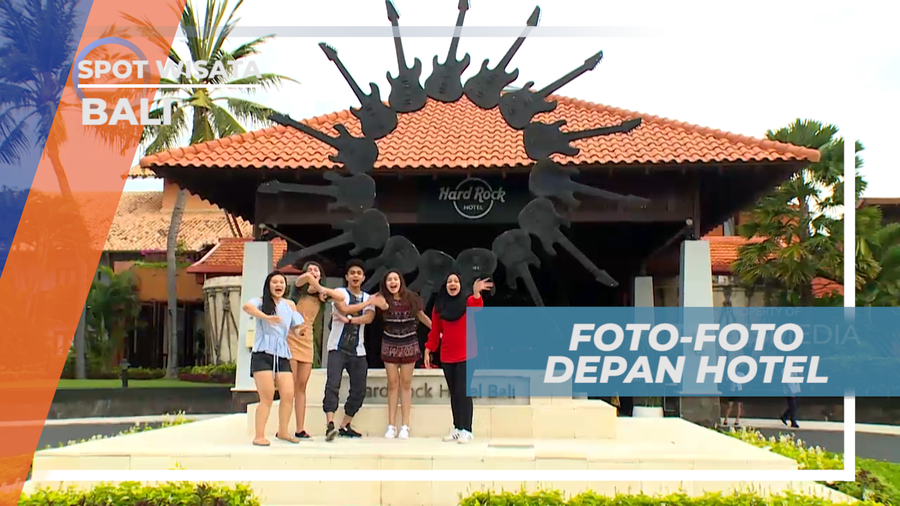Cekrak-cekrek Berpose Seru di Depan Hotel Ikonik, Bali