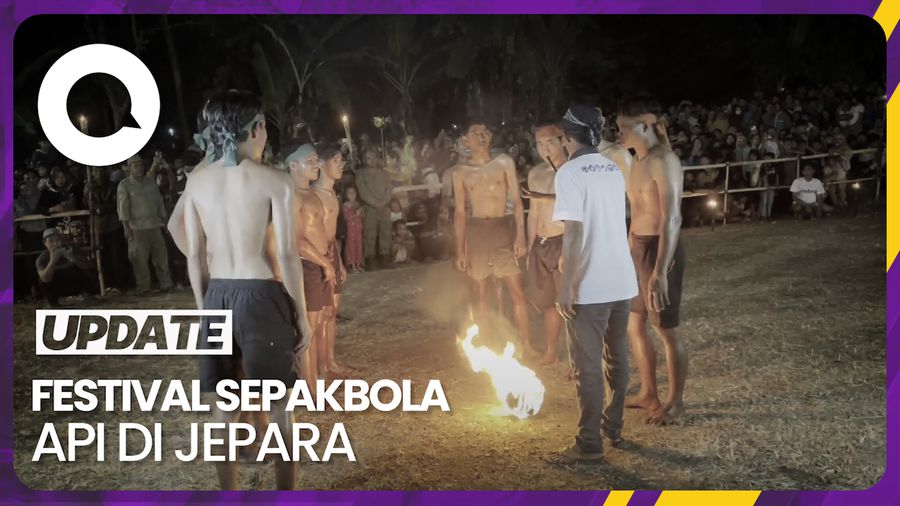 Aksi Menantang Warga Kawak Jepara Main Sepakbola Api