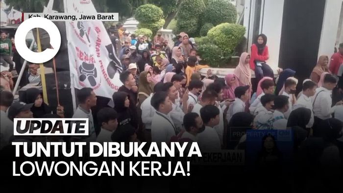 Panas! Warga Pengangguran di Karawang Unjuk Rasa Minta Pekerjaan