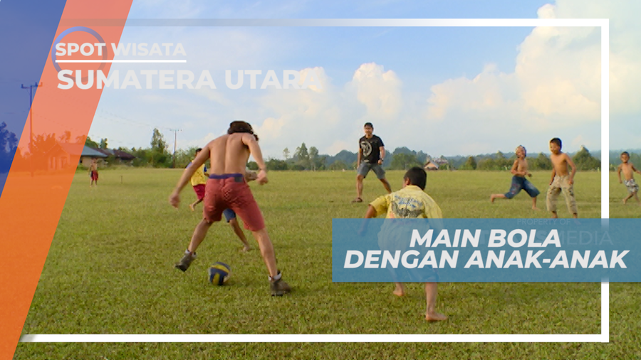 Seru-seruan Bermain Bola Bersama Anak-anak di hamparan Rumput, Sumatera Utara