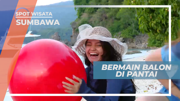 Seru-seruan Habiskan Waktu Bermain Bola di Pantai Poto Jarum, Sumbawa