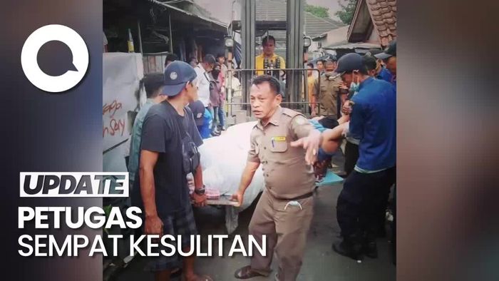 Momen Evakuasi Pria Obesitas 300 Kg: Bongkar Pintu-Pakai Forklift