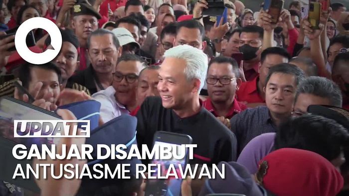 Teriakan Presiden Relawan Sambut Ganjar di Bandara Kualanamu 