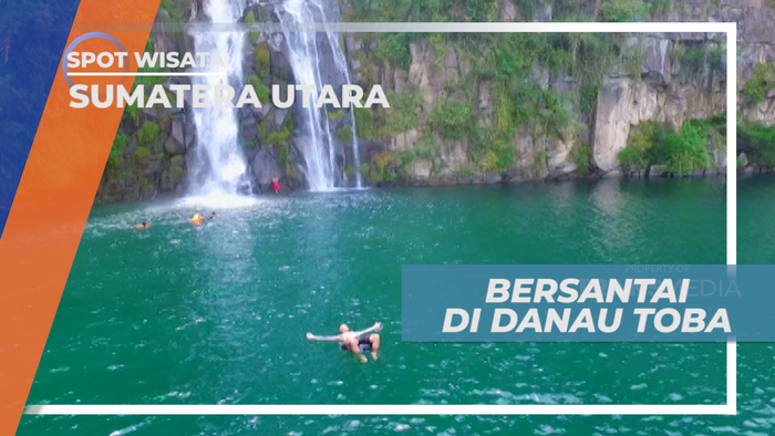 Beristirahat Sejenak Dengan Mengapung di Danau Toba