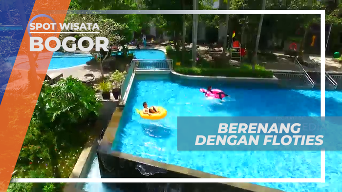 Berenang dan Bermain Floaties di Kolam Penginapan Bogor