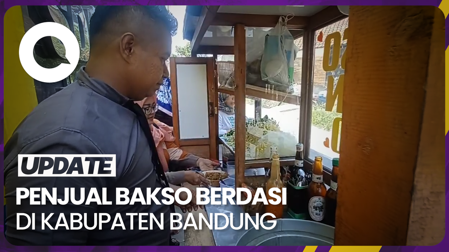 Penjual Bakso Pikat Pembeli dengan Penampilan Bak Orang Kantoran