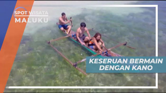 Seru-seruan Bermain Kano di Pantai Leuketi Maluku