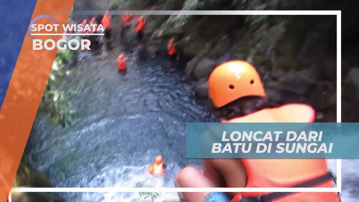 Tantangan Seru Lompat Dari Batu di Sungai Bogor