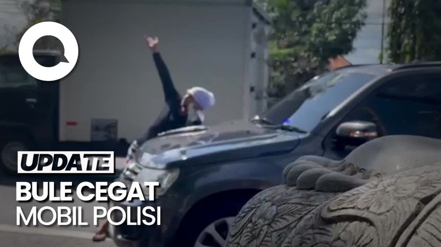 Aksi Bule Cegat dan Rusak Mobil Dinas Polisi di Bali