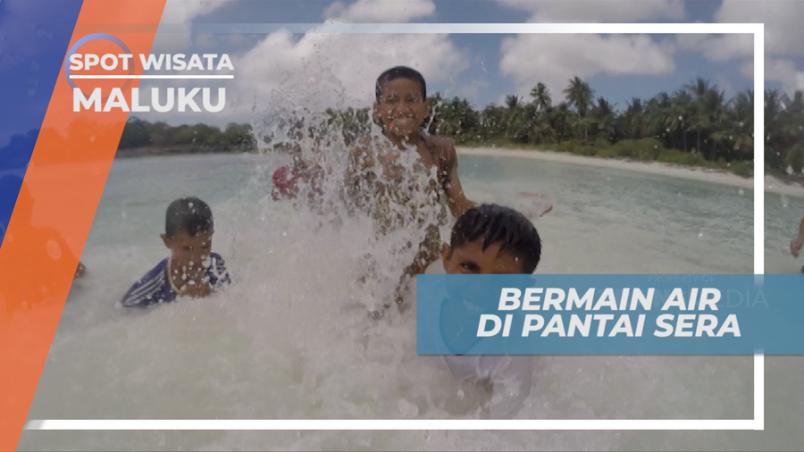 Berbagi Kebahagaian Bermain Air di Pantai Sera Bersama Anak-anak, Maluku