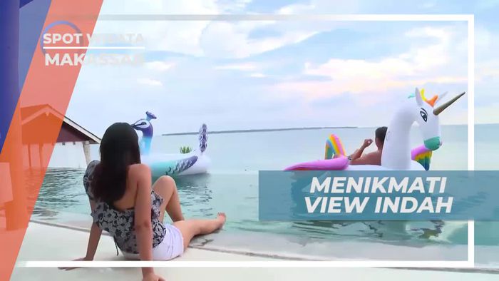 Menikmati Panorama Indah Pantai Dari Kolam Penginapan Makassar