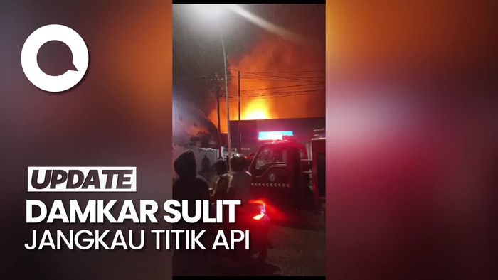 Penampakan Kebakaran Gudang Sepatu di Gorontalo