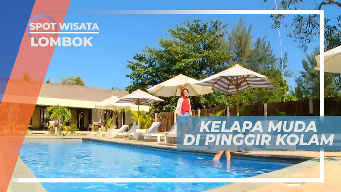 Menikmati Kesegaran Kelapa Muda di Tepi Kolam, Lombok