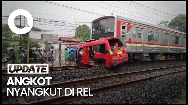 Ngeyelnya Sopir Berujung Angkot di Depok Tertabrak KRL