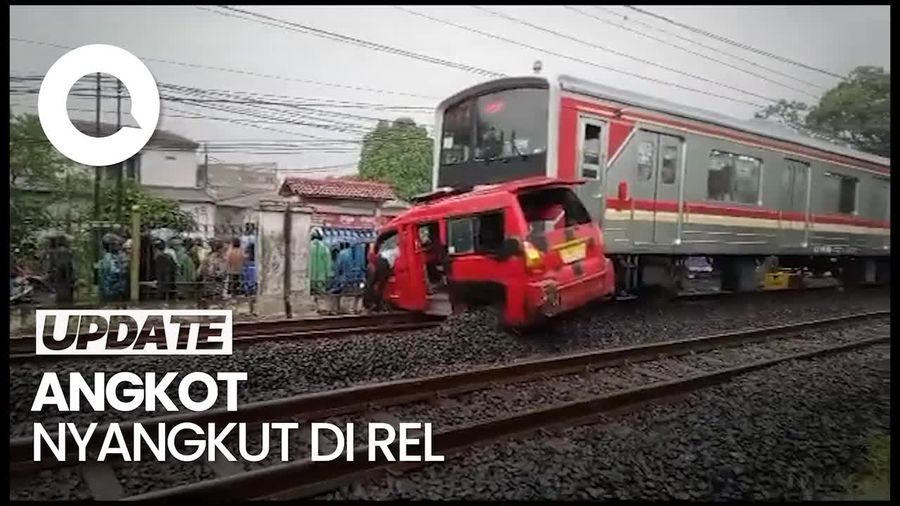 Ngeyelnya Sopir Berujung Angkot di Depok Tertabrak KRL