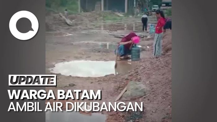 Warga Batam Ambil Air Dikubangan Akibat Suplai Air Mati 3 Hari