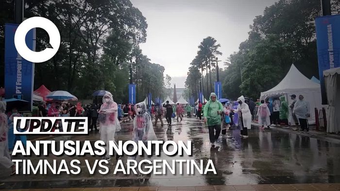 Hujan Tak Surutkan Penonton Laga Indonesia vs Argentina Merapat ke GBK