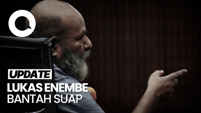 Momen Lukas Enembe Protes Dakwaan Suap Sambil Tunjuk-tunjuk Jaksa