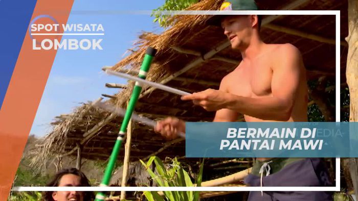 Bermain Debil Stick Bersama Wisatawan Asing di Pantai Mawi Lombok