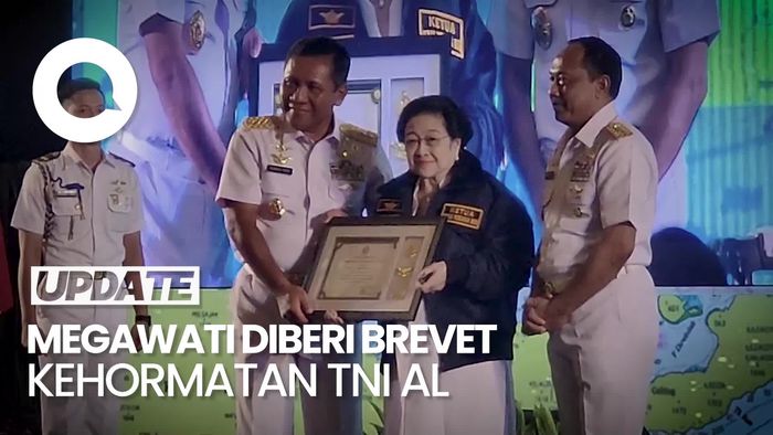 Momen Megawati Terima Brevet Kehormatan Hidro-Oseanografi TNI AL
