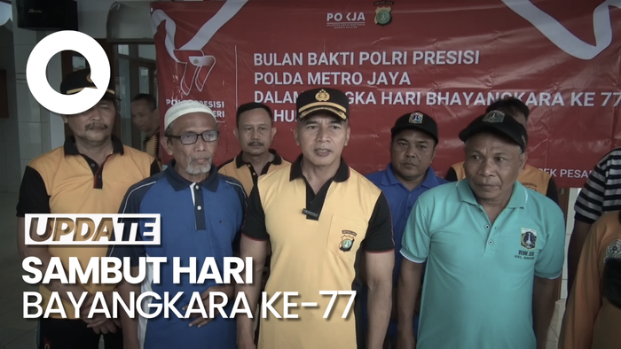 Aksi Polisi di Jaksel Bersih-bersih Masjid Sambut Hari Bhayangkara