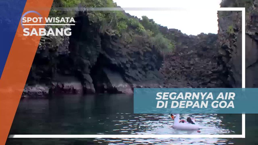 Merasakan Sensasi Dinginnya Air Laut di Depan Goa Sarang Sabang