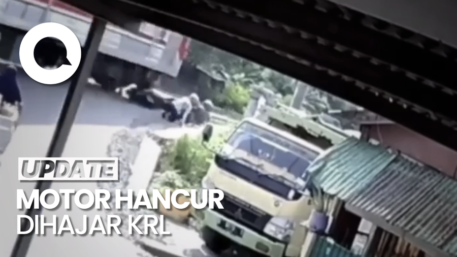 Detik-detik Pengendara Motor Nyaris Disambar KRL di Kalideres