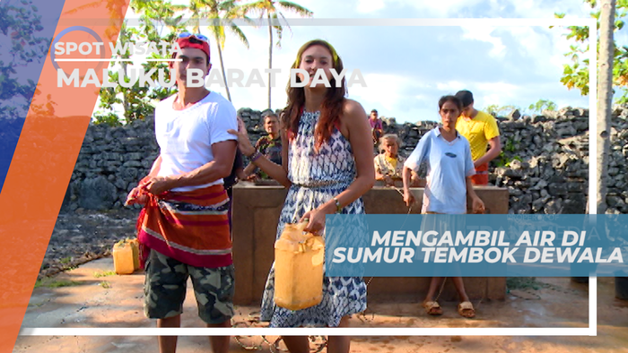 Membantu Warga Megambil Air di Sumur Tembok Dewala, Maluku