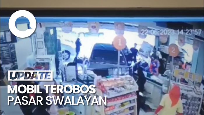 Detik-detik Mobil Terobos Masuk Pasar Swalayan di Jaktim