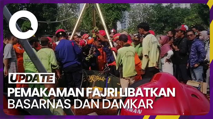 Seputar Proses Pemakaman Fajri yang Gunakan Forklift dan Katrol