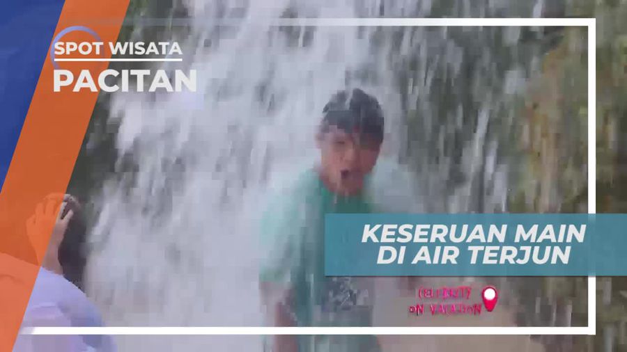 Momen Seru Bermain di Air Terjun Pantai Banyu Tibo Pacitan