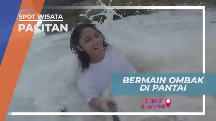 Keseruan Bermain Ombak di Pantai Banyu Tibo Pacitan