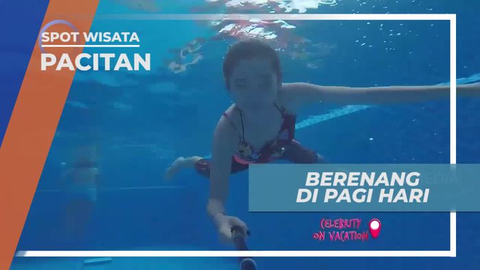Berenang Menikmati Kesegaran Suasana Pagi di Pacitan