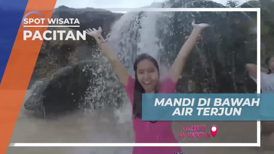 Mandi di Bawah Air Terjun Pantai Banyu Tibo Pacitan