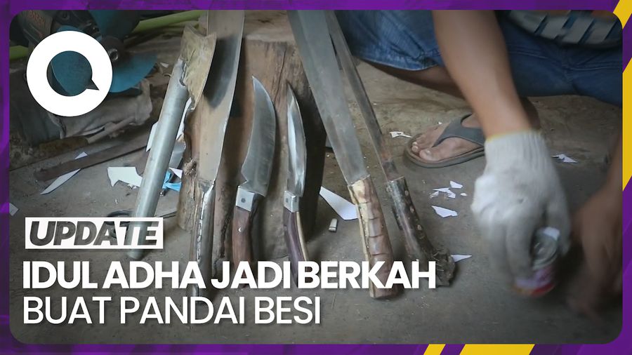 Bengkel Pandai Besi di Kudus Panen Pesanan Asah Golok Jelang Kurban
