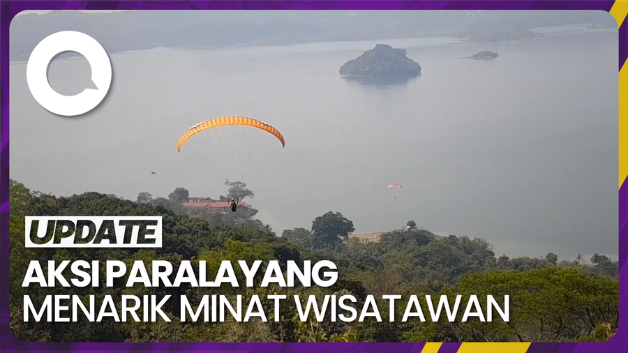Aksi Atlet Paralayang Unjuk Kebolehan di Langit Waduk Jatigede
