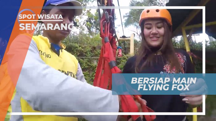 Memakai Helm dan Perlengkapan Keamanan Sebelum Bermain Flying Fox, Semarang