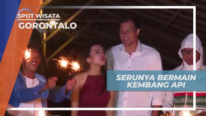 Kemeriahan Bermain Kembang Api di Pulo Cinta Gorontalo